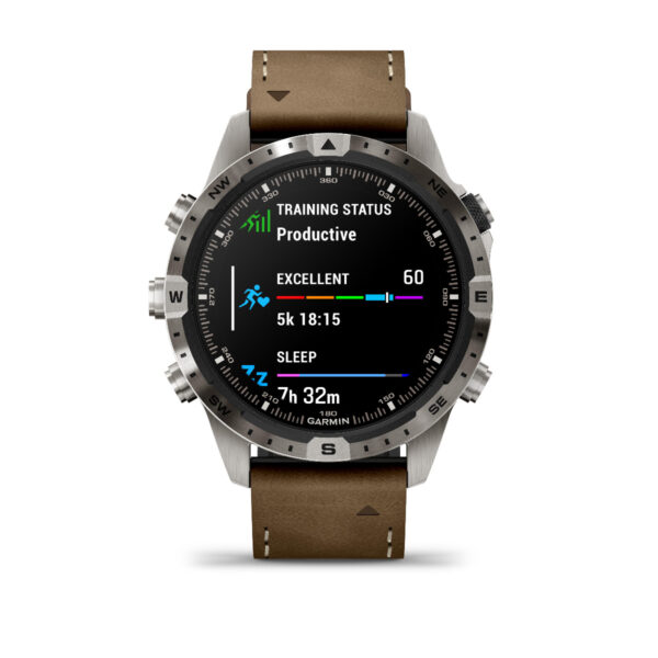 Die Smartwatch Garmin Marq Adventurer 2.Gen. mit braunem Lederarmband zeigt den Trainingsstatus „Produktiv“ an und präsentiert Laufmetriken wie eine 5-km-Zeit von 18:15, ein Leistungsniveau von „Ausgezeichnet“ und 7 Stunden und 32 Minuten Schlaf.