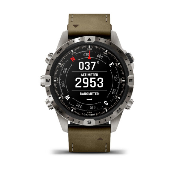 Die Garmin Marq Adventurer 2.Gen Smartwatch verfügt über ein robustes Design mit einem braunen Lederarmband und einem schwarzen Zifferblatt. Sie zeigt einen Höhenmesserwert von 2953 und eine Kompassrichtung von 037° N an, wobei die Himmelsrichtungen auf der Lünette markiert sind.
