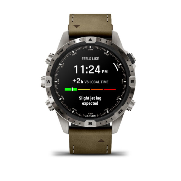 Die Smartwatch Garmin Marq Adventurer 2.Gen. mit braunem Armband zeigt 23:24 Uhr an, was auf einen Zeitzonenunterschied von +2 Stunden hindeutet, und zeigt die Meldung „Leichtes Jetlag erwartet“ zusammen mit einem farbcodierten Balken darunter an.