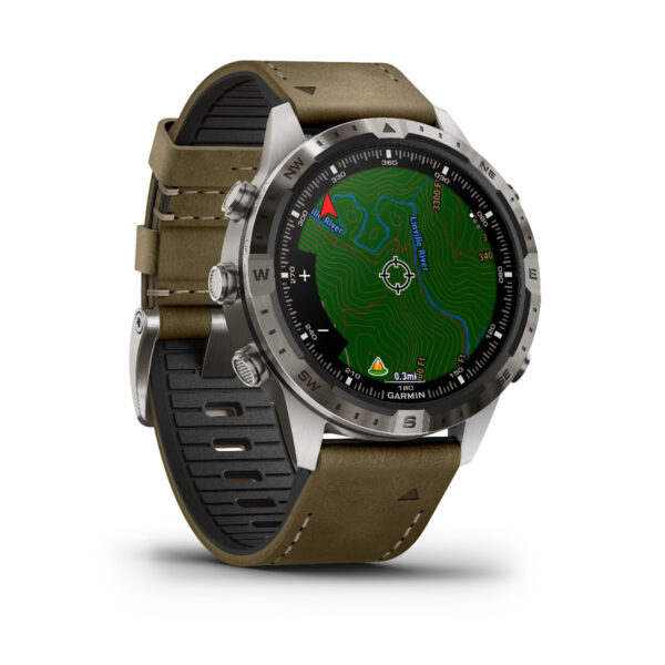 Die Garmin Marq Adventurer 2.Gen. Smartwatch verfügt über ein Lederarmband und ein rundes Display, auf dem eine farbenfrohe topografische Karte angezeigt wird. Sie verfügt über eine silberne Lünette mit seitlichen Tasten.
