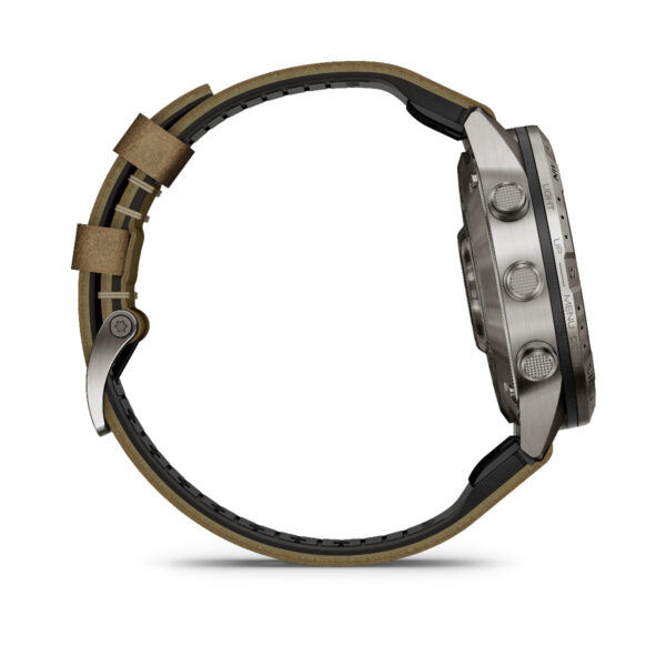 Seitenansicht der Armbanduhr Garmin Marq Adventurer 2.Gen. mit einem braunen Lederarmband mit zwei Halterungen und einer Dornschließe, einem Edelstahlgehäuse mit drei seitlichen Knöpfen. Das Zifferblatt ist auf diesem Bild nicht sichtbar.