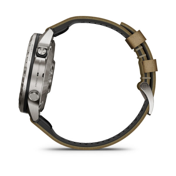 Die Garmin Marq Adventurer 2.Gen. Armbanduhr präsentiert sich in einer Seitenansicht mit einem silbernen Edelstahlgehäuse und einem braunen Lederarmband. Ihr abgerundetes, robustes Design mit sichtbaren Tasten und einer strukturierten Lünette unterstreicht ihren sportlichen und robusten Stil.