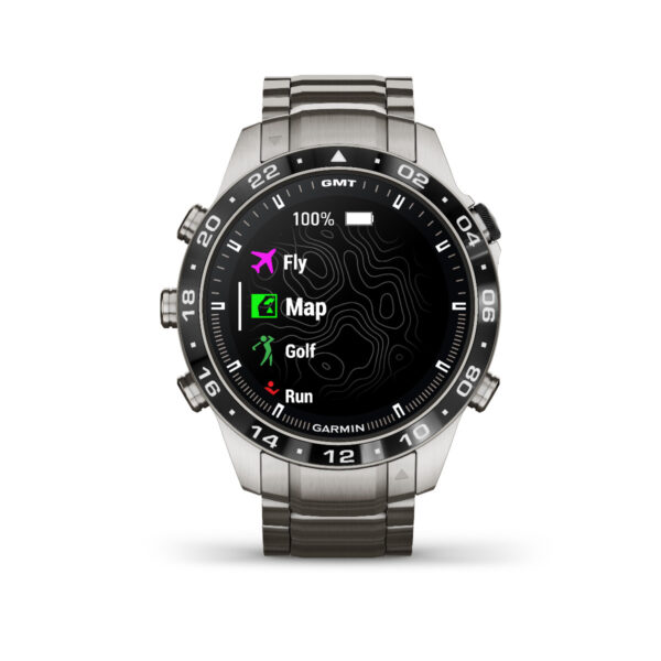 Die Garmin Marq Aviator 2.Gen. Smartwatch verfügt über ein schwarzes Zifferblatt mit Symbolen: ein Flugzeug (Fly), eine Karte (Map), ein Golfschläger (Golf) und ein Läufer (Run). Die silberne Lünette enthält numerische Markierungen.