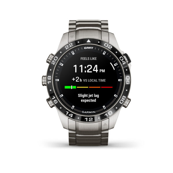 Die Garmin Marq Aviator 2.Gen. ist eine silberne Analog-Digital-Uhr mit der Anzeige „23:24 Uhr“ in GMT-Referenz, „Gefühlte Zeit“, „+2 Std. zur Ortszeit“ und einem Jetlag-Indikator mit der Meldung „Leichtes Jetlag erwartet“ neben einem grünen und roten Balken.