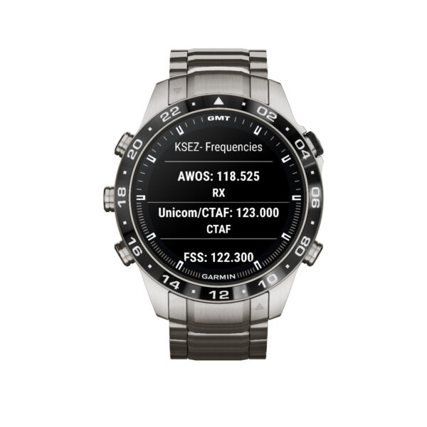 Die Garmin Marq Aviator 2.Gen. ist eine silberne Smartwatch mit einem Metallarmband und mehreren Lünettenknöpfen, die auf ihrem Bildschirm die KSEZ-Flugfrequenzen anzeigt: AWOS bei 118,525 RX, Unicom/CTAF bei 123,000 CTAF und FSS bei 122,300.