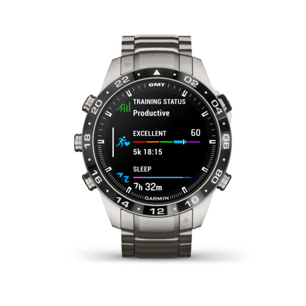 Der Garmin Marq Aviator 2.Gen, der an einem Gliederarmband befestigt ist, verfügt über eine silberne Lünette mit Minutenmarkierungen. Er zeigt Messwerte wie „Trainingsstatus: Produktiv“, „5 km 18:15, Ausgezeichnet“ mit einem Laufsymbol und „Schlaf 7 Std. 32 Min.“ an.