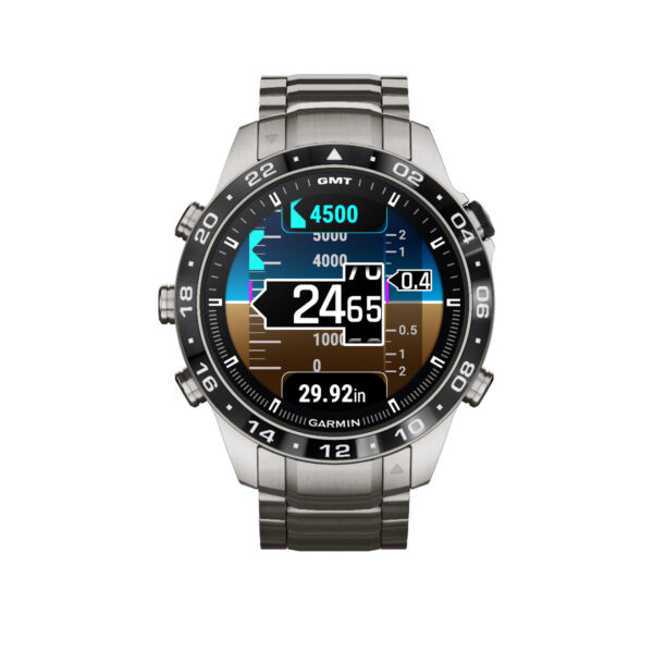 Die Garmin Marq Aviator 2.Gen ist eine Armbanduhr aus Edelstahl mit digitalen Luftfahrtmesswerten wie Höhe (4500) und Luftdruck (29,92 Zoll). Sie verfügt über mehrere Tasten und eine drehbare Lünette.