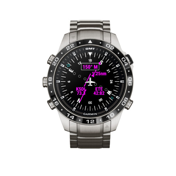 Die Garmin Marq Aviator 2.Gen ist eine Smartwatch aus Edelstahl mit rundem Zifferblatt und detailliertem dunklen Display mit Navigationsdaten in leuchtendem Magenta und Weiß. Sie hat eine Lünette mit Kompassmarkierungen und das Metallarmband hat eine polierte Oberfläche.