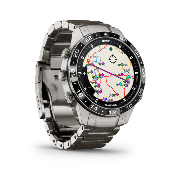 Die Garmin Marq Aviator 2.Gen. ist eine silberne Smartwatch mit Edelstahlarmband und einer detaillierten Karte auf dem runden Zifferblatt. Die Karte zeigt Routen, Wegpunkte und beschriftete Städte vor einem weißen Hintergrund.