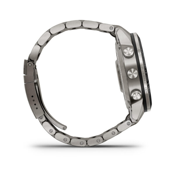 Seitenansicht der Garmin Marq Aviator 2.Gen., einer silbernen Chronographenuhr. Sie verfügt über ein rundes Gehäuse mit zwei Druckknöpfen und einer Krone auf der rechten Seite und ein teilweise ausgefahrenes Metallarmband, das Verschluss und Glieder zeigt.
