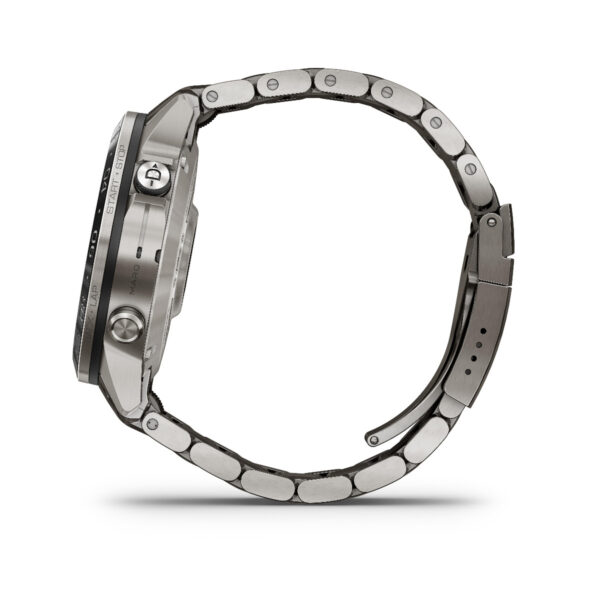 Seitenansicht des Garmin Marq Aviator 2.Gen., mit Edelstahldesign mit schwarzer Lünette und rundem Gehäuse. Es verfügt über ein Metallgliederband und einen Seitenknopf vor einem schlichten weißen Hintergrund.