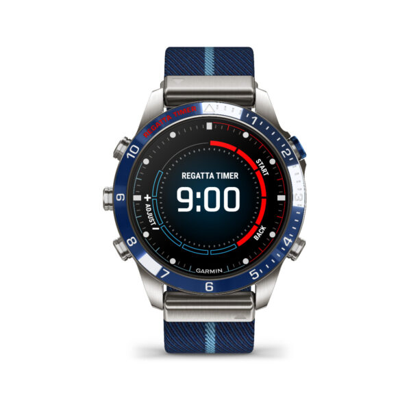 Der Garmin Marq Captain 2.Gen verfügt über eine blaue Lünette und ein gestreiftes blaues Stoffarmband. Die Digitalanzeige zeigt einen auf 9:00 eingestellten Regattatimer mit verschiedenen Informationen. Seitliche Tasten verbessern die Funktionalität und die Lünette ist zur einfachen Navigation markiert.