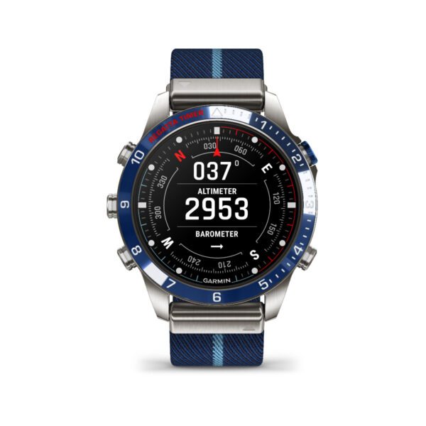 Die Smartwatch Garmin Marq Captain 2.Gen verfügt über eine blau-graue Lünette mit einem Höhenmesserwert von 2953. Sie verfügt über einen Kompass, der Norden bei 037 Grad anzeigt, mit sichtbaren Zifferblättern und Einheiten auf einem blau-grau gestreiften Armband.