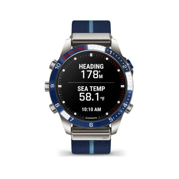 Die Garmin Marq Captain 2.Gen. Smartwatch verfügt über ein blau gestreiftes Armband und einen Metallrahmen mit blauer Lünette. Sie zeigt „Heading 178°“ und „Sea Temp 58.1°F“ sowie die Uhrzeit 10:10 Uhr an.