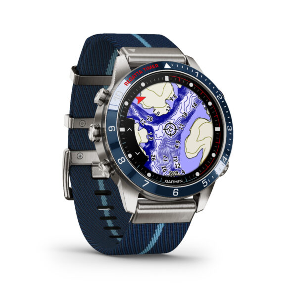 Die Garmin Marq Captain 2.Gen. Smartwatch mit blauem und schwarzem Armband zeigt auf ihrem nummerierten Zifferblatt eine detaillierte Karte mit Höhenlinien an. Ein roter Pfeil zeigt einen Standort an, während die Metalllünette an der Seite über Knöpfe verfügt.