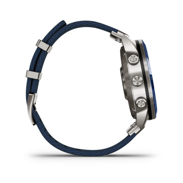Seitenansicht der Garmin Marq Captain 2.Gen.-Armbanduhr mit schlankem Design und Metallgehäuse mit drei seitlichen Tasten. Sie hat ein geflochtenes, strukturiertes blaues Armband mit einer silbernen Schnalle.