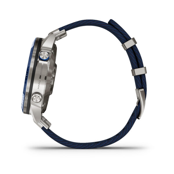 Seitenansicht der Luxusarmbanduhr Garmin Marq Captain 2.Gen mit Metallgehäuse, blauem strukturiertem Armband mit Metallschlaufen, zwei seitlichen Knöpfen und einem eleganten Design auf weißem Hintergrund.