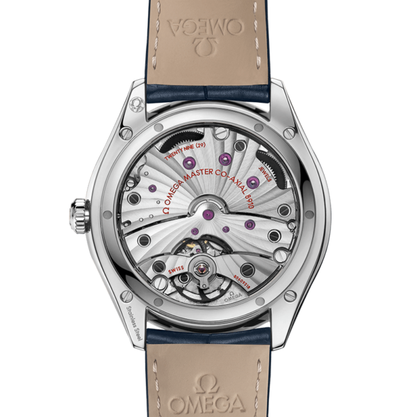 Eine Nahaufnahme der Uhr OMEGA De Ville Tresor II zeigt ihre komplexe Mechanik. Sie verfügt über ein Edelstahlgehäuse und ein hellbraunes Lederarmband mit geprägtem Omega-Logo.
