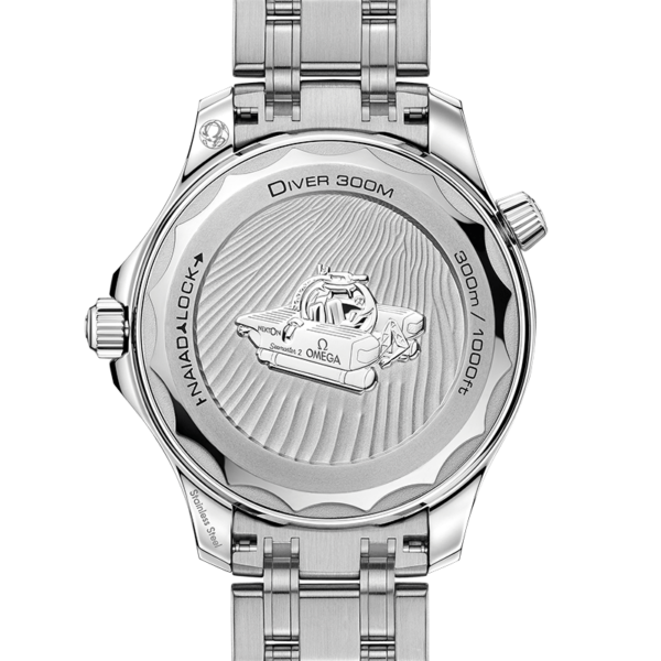 Die OMEGA Diver 300M Nekton Edition verfügt über ein Edelstahlgehäuse mit eingraviertem Taucher- und Autodesign. Die Aufschrift „Diver 300M“ und „300m/1000ft“ ist angebracht. Dazu kommt ein Metallarmband und eine markante Krone auf der rechten Seite.