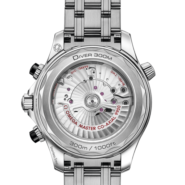 Das Bild zeigt die Rückseite einer Uhr OMEGA Seamaster Diver 300m 44 mm. Sie verfügt über ein Edelstahlarmband und einen transparenten Gehäuseboden, der die komplexe Mechanik mit dem Uhrwerk „Omega Master Co-Axial 8800“ und der Markierung „Diver 300M“ zeigt.