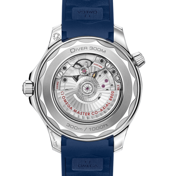 Eine Nahaufnahme der Uhr OMEGA Seamaster Diver 300M zeigt durch die transparente Gehäuserückseite komplizierte Zahnräder. Das Außengehäuse besteht aus Edelstahl und trägt die Aufschrift „DIVER 300M“ und Tiefenmarkierungen. Das Armband ist dunkelblau.