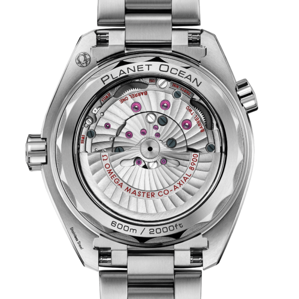 Die Rückansicht der OMEGA Seamaster Planet Ocean 600M präsentiert ihr mechanisches Uhrwerk mit einem transparenten Gehäuse, durch das komplizierte Zahnräder sichtbar sind. Auf dem äußeren Rand ist „Planet Ocean“ zusammen mit „600 m/2000 ft“ eingraviert, ergänzt durch ein Gliederarmband aus poliertem Metall.