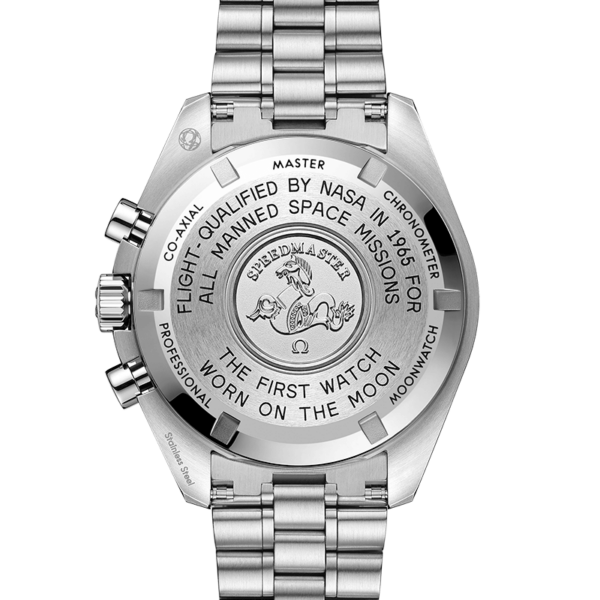 Das Bild zeigt die Rückseite einer OMEGA Speedmaster Moonwatch aus Edelstahl mit Gravuren über ihre NASA-Flugqualifikation für Weltraummissionen und ihren Status als erste auf dem Mond getragene Uhr, neben einer Monddarstellung.