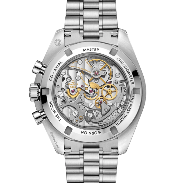 Die Rückseite der OMEGA Speedmaster Moonwatch Professional offenbart ihr komplexes mechanisches Uhrwerk. Ein Metallgehäuse und ein Metallarmband heben die Zahnräder und farbenfrohen Komponenten hervor, die von einem eingravierten Text umgeben sind. Die transparente Rückseite zeugt von feiner Handwerkskunst.