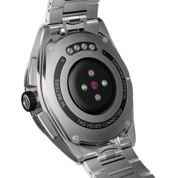 Das Bild zeigt die Rückseite einer TAG Heuer Connected Calibre E4 Smartwatch und hebt das Edelstahlgehäuse und -armband hervor. Auf der Rückseite sind Sensoren und Spezifikationen wie „50 METER“ und „SAPHIRGLAS“ zu sehen.