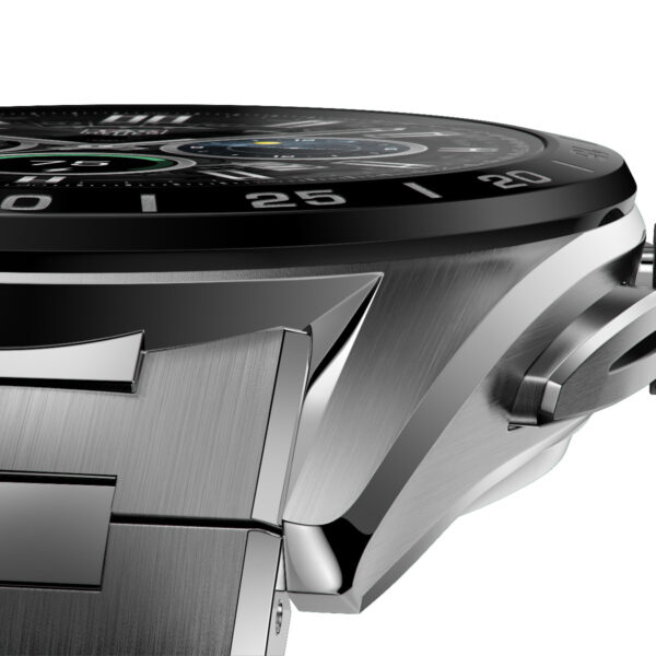 Eine Nahaufnahme der Luxusuhr TAG Heuer Connected Calibre E4 zeigt ihr Edelstahlgehäuse und -armband. Das Zifferblatt verfügt über sichtbare Zahlen, Anzeigen, eine seitliche Krone und einen Drücker, alles in einem schlanken Design mit polierter Oberfläche.