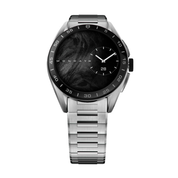 Die TAG Heuer Connected Calibre E4 ist eine elegante, moderne Armbanduhr im Edelstahldesign mit gebürstetem Metallarmband. Sie hat ein rundes schwarzes Zifferblatt mit der Anzeige „Monday“ und ein Hilfszifferblatt mit weißen Zeigern zur Zeitanzeige.