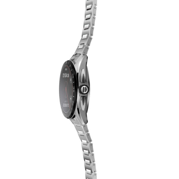 Seitenansicht der Smartwatch TAG Heuer Connected Calibre E4 mit einem eleganten Metallarmband. Sie verfügt über eine dunkle Digitalanzeige in einem silbernen Rahmen und zeigt ein modernes, elegantes und minimalistisches Design.
