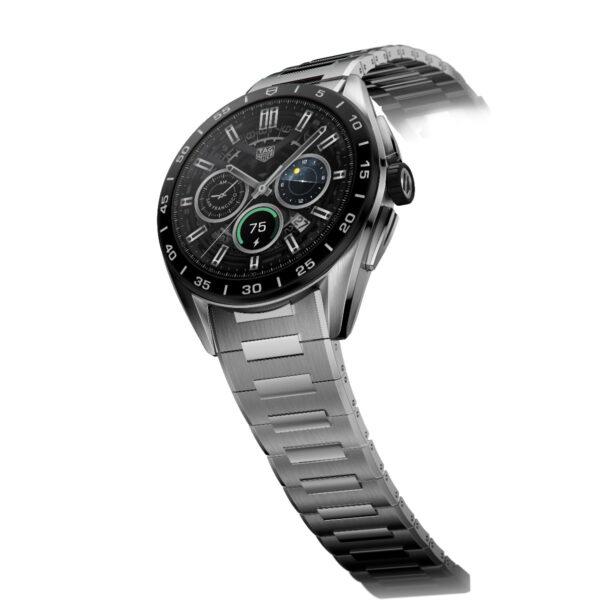 Die TAG Heuer Connected Calibre E4 ist eine elegante, moderne Smartwatch mit Metallarmband und rundem Zifferblatt. Sie zeigt die digitale Uhrzeit und App-Symbole auf einem dunklen Hintergrund mit weißen und grünen Akzenten an.
