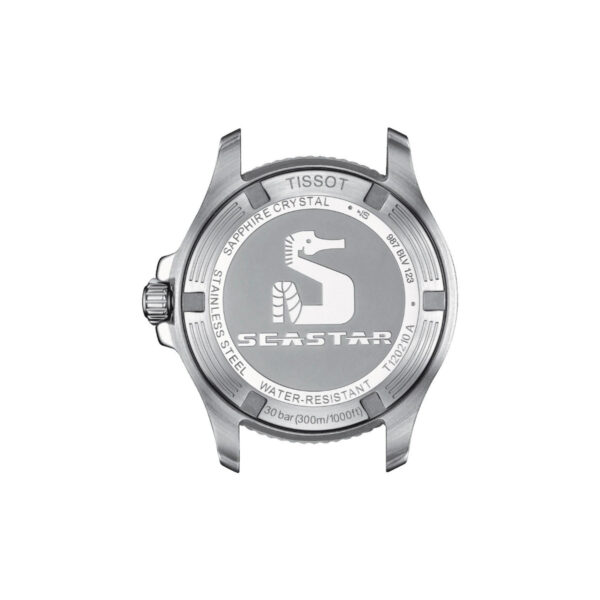 Das Bild zeigt die Rückseite des Uhrengehäuses einer Tissot Seastar 1000 36 mm mit einem eingravierten Seepferdchen-Logo sowie den Texten „Saphirglas“, „Edelstahl“, „Wasserdicht 30 Bar (300 m/1000 Fuß)“ und „Swiss Made“.