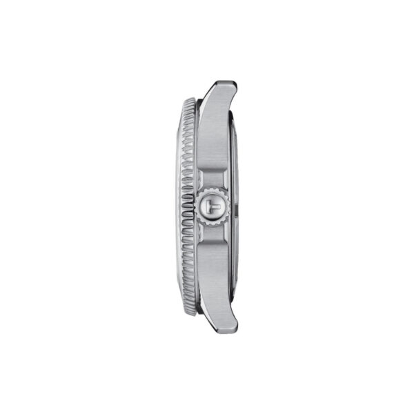 Eine Seitenansicht der Tissot Seastar 1000 36MM zeigt ihr silbernes Gehäuse mit einer hervorstehenden runden Krone, einer Lünette mit Zahnradstruktur und glatten Kanten, die alle zu einem minimalistischen und modernen Design beitragen.