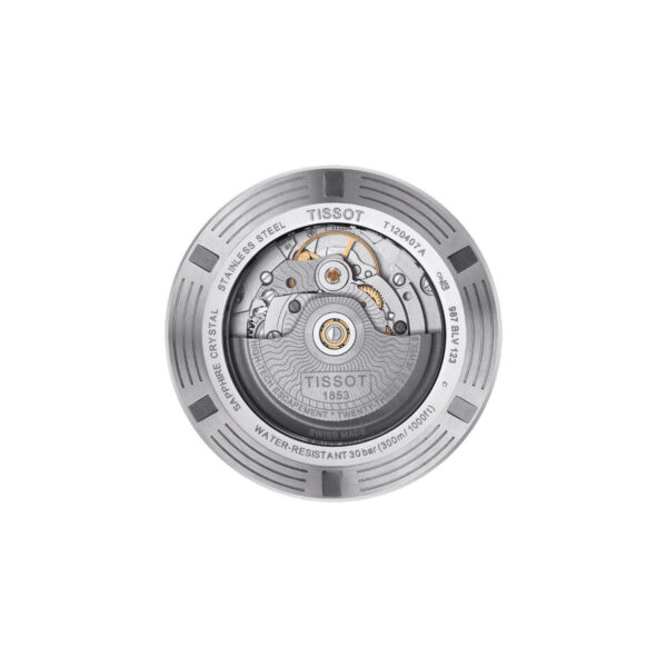 Nahaufnahme der Rückseite einer Tissot Seastar 1000 Powermatic 80-Uhr, die komplizierte mechanische Komponenten zeigt. Gravuren auf dem runden Edelstahlgehäuse weisen auf Saphirglas, Wasserbeständigkeit und den Markennamen hin.