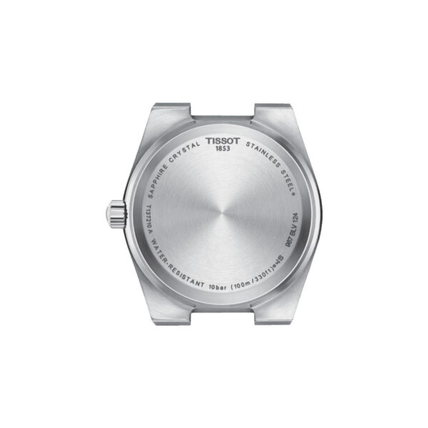 Das Bild zeigt die silberne Rückseite eines Tissot PRX 35MM-Uhrengehäuses mit der Gravur „Tissot 1853“, „Saphirglas“, „Edelstahl“ und „Wasserdicht 10 bar“. Das Design ist schlicht und metallisch.