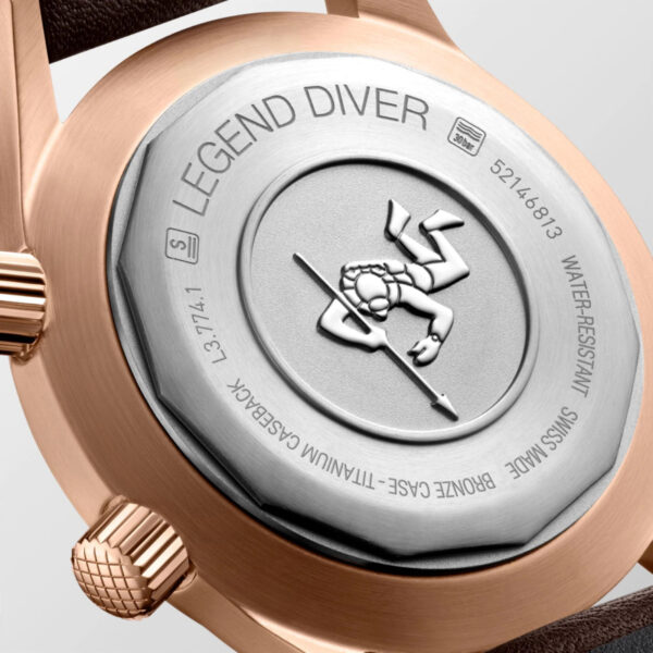 Nahaufnahme der Rückseite der Longines Legend Diver Watch mit der Gravur eines Tauchers mit einem Speer und dem Text „LEGEND DIVER“ sowie der Seriennummer, „WATER-RESISTANT“, „BRONZE CASE“ und „SWISS MADE“. Die Uhr hat ein Bronze-Finish.
