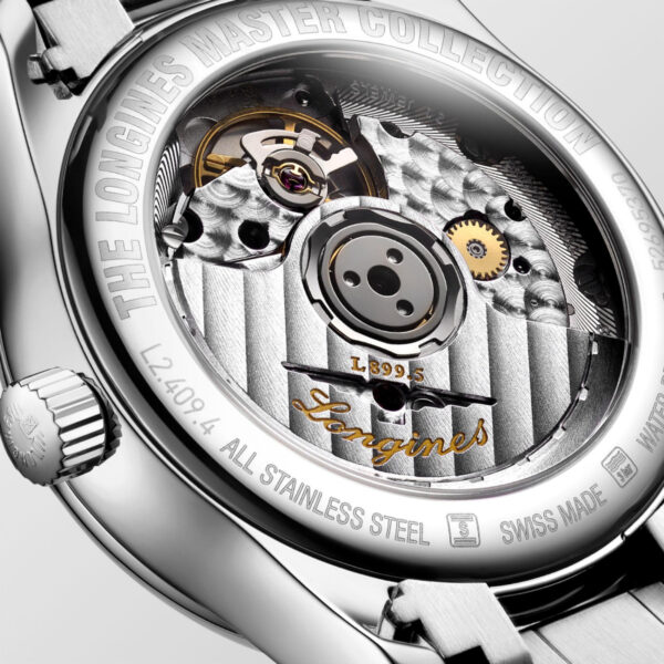 Nahaufnahme der Rückseite der Longines Master Collection Mondphase, die ihr komplexes mechanisches Uhrwerk zeigt. Das Edelstahlgehäuse zeigt einen eingravierten Text und eine transparente Abdeckung, die Zahnräder und Zahnräder freigibt.