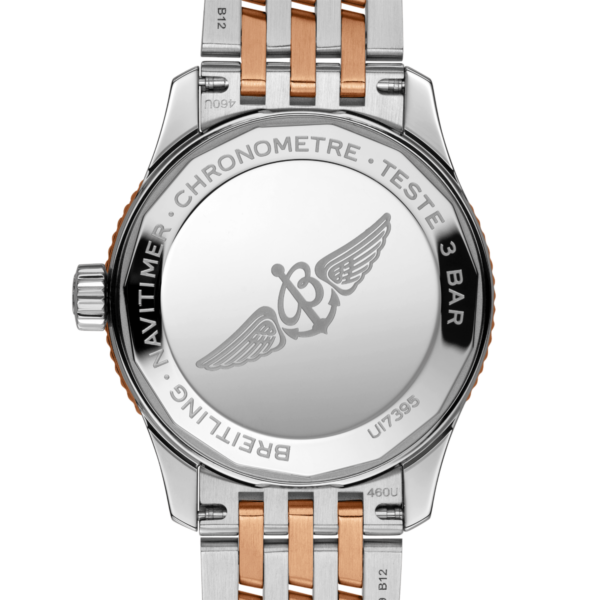 Eine Nahaufnahme der Rückseite des Breitling Navitimer 1 Automatic 35 zeigt ein eingraviertes Logo mit Flügeln und einem zentralen Rad. Der äußere Rand ist mit „CHRONOMETRE“, „TESTE 3 BAR“, „B12“ und „U17395“ beschriftet. Das Armband besteht aus silbernen und roségoldenen Gliedern.