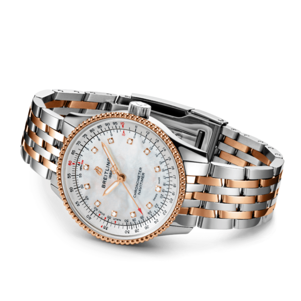 Die Breitling Navitimer 1 Automatic 35 ist eine anspruchsvolle Chronometeruhr mit einem Armband aus Silber und Roségold, einem weißen Zifferblatt mit roten und schwarzen Markierungen, einer detaillierten Skala und dem markanten Markennamen „Breitling“.