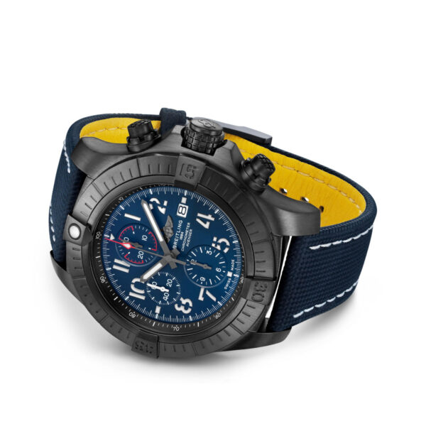 Die Breitling Avenger Chrono 48 ist eine auffällige schwarz-dunkelblaue Armbanduhr mit markanter Lünette, blauem Zifferblatt mit Chronographen-Hilfszifferblättern, Datumsfenster, gelbem Armbandfutter und strukturierter Krone.