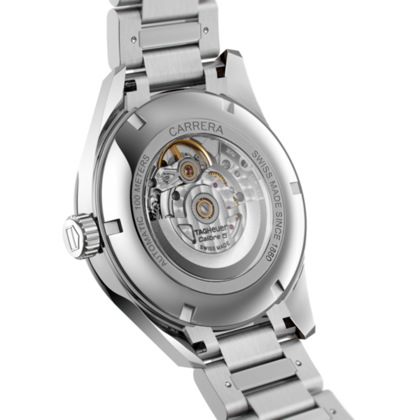 Nahaufnahme der silbernen Uhr TAG Heuer Carrera mit transparentem Gehäuseboden, der den Blick auf komplizierte Zahnräder freigibt. „CARRERA“ und „SWISS MADE SINCE 1860“ sind in das umgebende Metall eingraviert.
