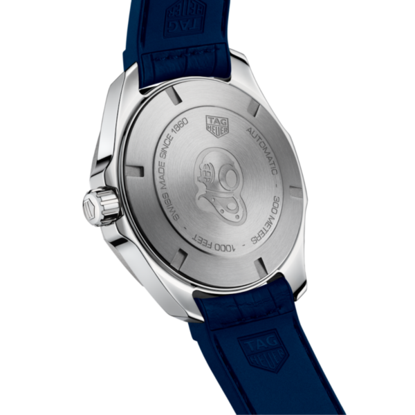 Das Bild zeigt die Rückseite einer TAG Heuer Aquaracer Ca. 5 Automatik-Armbanduhr mit Metallgehäuse und blauem Armband, in das das TAG Heuer-Logo, Angaben zur Wasserdichtigkeit und automatische Funktionen eingraviert sind.