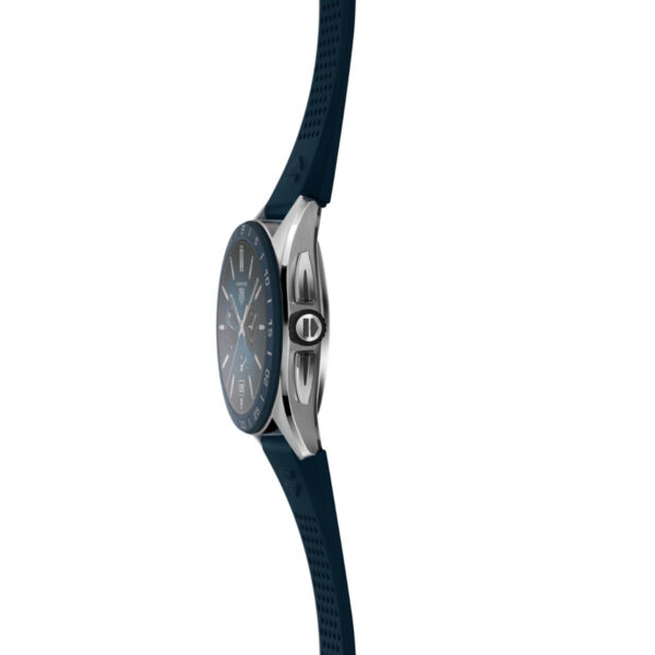 Eine Seitenansicht der TAG Heuer Connected E4 zeigt ihr dunkelblaues Armband und ihr silbermetallisches Gehäuse. Das Zifferblatt ist teilweise sichtbar und zeigt ein dunkles Zifferblatt mit metallischen Akzenten vor einem weißen Hintergrund.