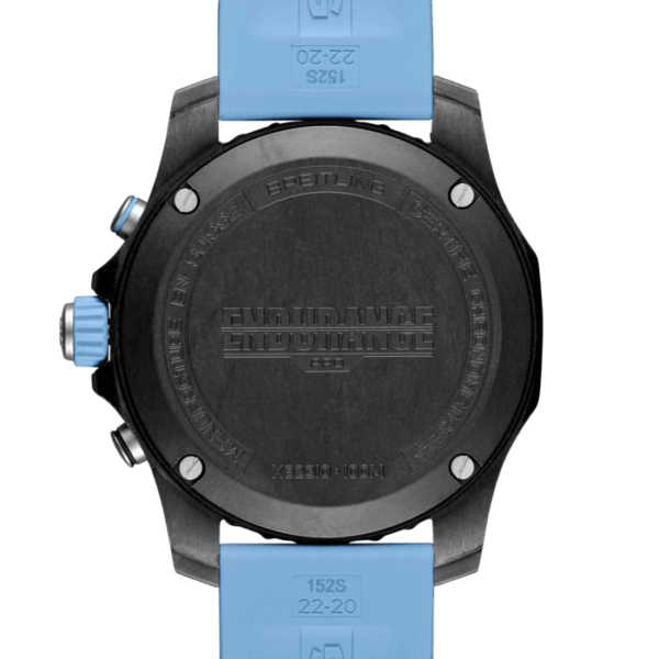 Das Bild zeigt die Rückseite einer Breitling Endurance Pro mit eingraviertem Text auf der schwarzen Gehäuserückseite, darunter „ENDURANCE“. Das blaue Armband weist in der Nähe seines Befestigungspunkts Markierungen mit Zahlen und Maßangaben auf.