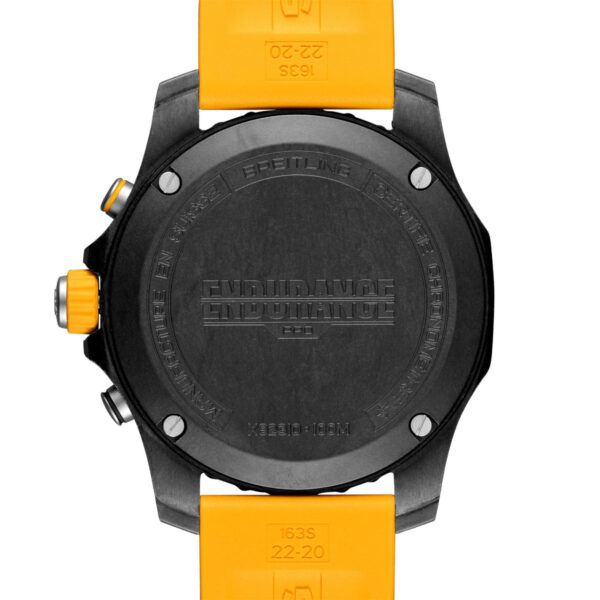Die Rückansicht der Breitling Endurance Pro zeigt eine auffällige Gravur, ein schwarzes Äußeres, gelbe Armbänder, seitliche Knöpfe und Inschriften am äußeren Rand der Rückseite.
