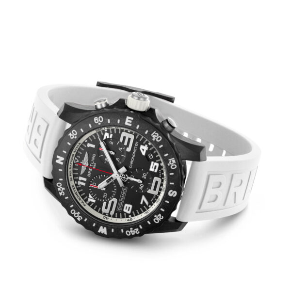 Die Breitling Endurance Pro-Uhr kombiniert ein schwarz-weißes Design mit einer strukturierten Lünette, einem komplizierten Zifferblatt und verschiedenen Anzeigen. Sie verfügt über ein robustes weißes Gummiarmband mit erhabener Beschriftung, das einen sportlichen Look ausstrahlt.