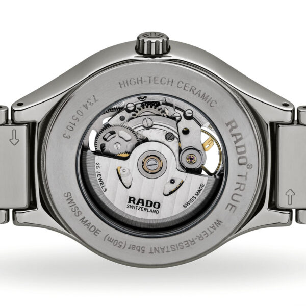 Das Bild zeigt die Rückseite einer Rado True Automatic Open Heart-Armbanduhr mit transparentem Gehäuseboden, der das mechanische Uhrwerk freigibt. Neben den Uhrwerkdetails sind „RADO TRUE“, „HIGH-TECH CERAMIC“ und „SWISS MADE“ zu sehen.