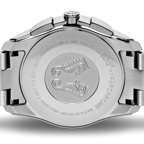Das Bild zeigt die Rückseite einer silbernen Armbanduhr, in die zwei Seepferdchen eingraviert sind. Die Aufschrift lautet „Rado Hyperchrome Chronograph XXL“. Das glatte, glänzende Metallarmband ergänzt das polierte Gehäuse.